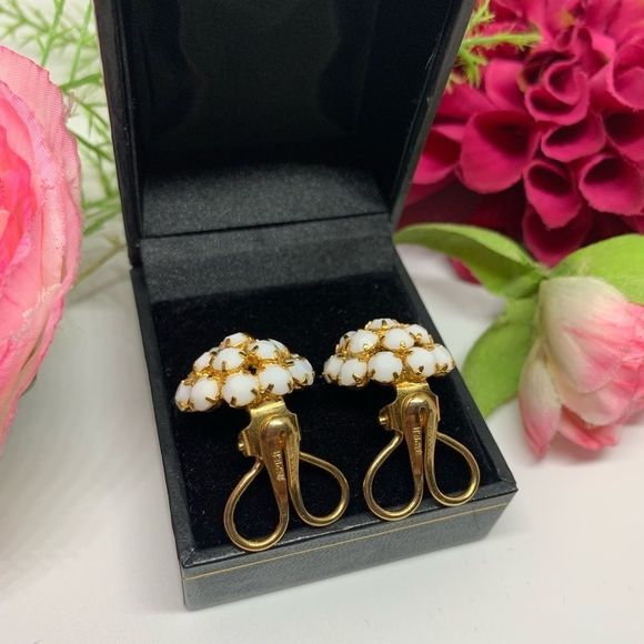 VINTAGE⚜️RARE NAPIER Pavé Milk Glass Ball Clip Earrings - Picture 5 of 6